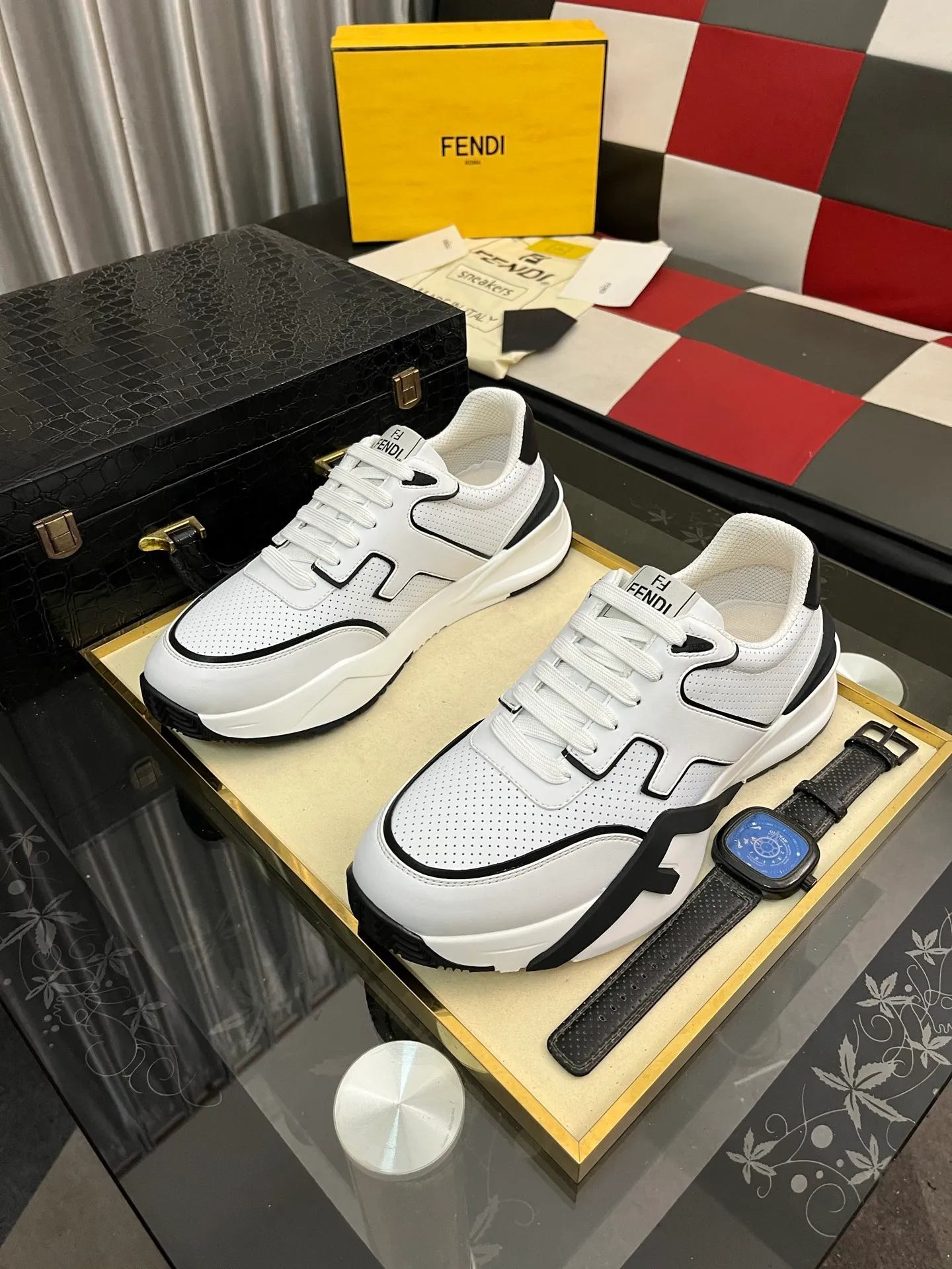 Men's men's shoes 💰560⌚️⌚️FENDI.•FENDI unique modern style sneakers. Counter purchasing🏃casual shoes😍😍 Original breathable fly-knit mesh imported from Italy (refuses to discolor and abrade feet) soles: Original soles specially provided by the original factory, super cool😍 French lazy style design ⚠️ Original quality, super comfortable and wear-resistant original soles. Code number: 38-442️⃣Colors available